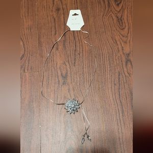 Silver flower Rhinestone necklace